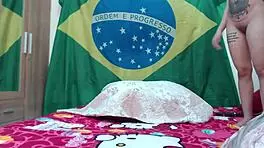 外国人热情操害羞年轻亚洲美女，暗示怀孕激烈遭遇