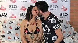 Shaketi babe chats before spicy room session