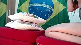 外国人热情操害羞年轻亚洲美女，暗示怀孕激烈遭遇