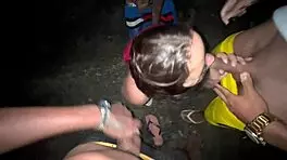 eu e meus amigos fudemos a buceta da novinha no meio da rua enchemos ela de porra na cara da vadia