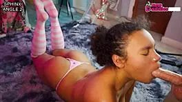 嘿，大屁股黑妹，在狮身人面像姿势下舔大白鸡巴感觉如何？NewDaddies合辑