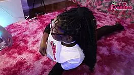 嘿，大屁股黑妹，在狮身人面像姿势下舔大白鸡巴感觉如何？NewDaddies合辑