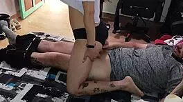 Hermanastra con ganas de verga me seduce y terminamos follado en la casa de sus padrastros