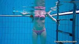 Sexy young girl reveals stunning body in underwater display