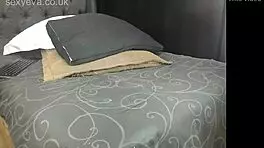 嘿，看这个业余少女18+直播插玩具！