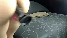 嘿，看这个业余少女18+直播插玩具！