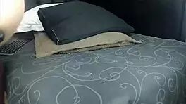 嘿，看这个业余少女18+直播插玩具！