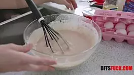 三个18+热辣少女烘焙时扭屁股取悦主人