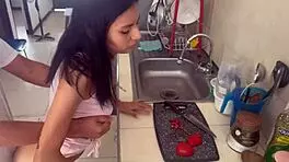 我小姨子不穿内裤等着我操她，她在为我兄弟做午饭