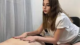 la novia de mi empleado me da un masaje y acabamos follando cuando el cornudo esta en la oficina