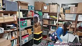 抓到18岁妹子骑保安狂干硬战