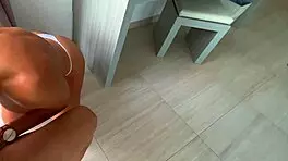 紧致小穴和大屁股的少女在健身房惊艳