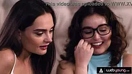 嘿，我抓到性感室友莉娜·洛文斯自慰，要加入吗？