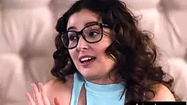 嘿，我抓到性感室友莉娜·洛文斯自慰，要加入吗？