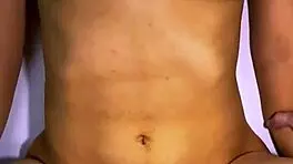 El padrastro y la mejor amiga compartieron travesuras en la cocina