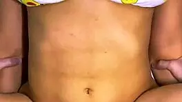 El padrastro y la mejor amiga compartieron travesuras en la cocina