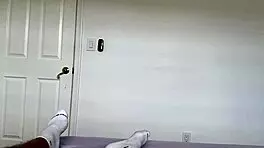 娇小18+继妹Daisy Fox在家庭幻想中失去处女身，和Scott Stark