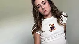 娇小18+继妹Daisy Fox在家庭幻想中失去处女身，和Scott Stark