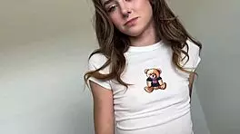 娇小18+继妹Daisy Fox在家庭幻想中失去处女身，和Scott Stark