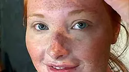 嘿，你觉得这个小巧亚洲骚货Vicki Chase能承受她修剪的阴道被塞满吗？