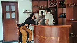 Una cliente viene a mi bar y me ofrece dinero por meterse mi pene a la boca