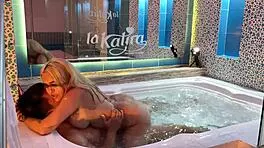 Fucking curvy Colombian babe in jacuzzi with underwater finish