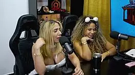 as duas gostosas rebolaram gostoso no podcast mostraram a buceta e o cu que tesão o ruan ficou sem palavras - bruna lambertini & isa moura