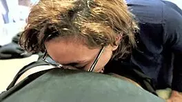 前贫民区口交者展示传教士和狗式口交技巧。