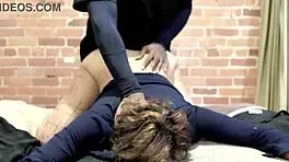 前贫民区口交者展示传教士和狗式口交技巧。