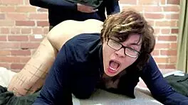 前贫民区口交者展示传教士和狗式口交技巧。