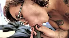 前贫民区口交者展示传教士和狗式口交技巧。