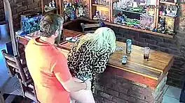 心碎！监控拍到老婆和闺蜜出轨