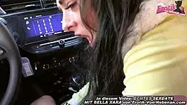 天啊，这个德国少女荡妇在车里疯狂给我口交