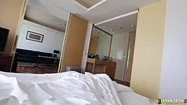 约翰特隆克斯早上和丰满妹子做爱，内射填满她