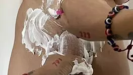 Se La Chupo Al Vecino Despues De Que Me Pidiera Que Afeitara Su Polla - Porno En Español