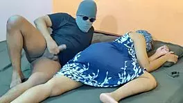 又抓到邻居老婆在我家偷情，想跟我上床 😏