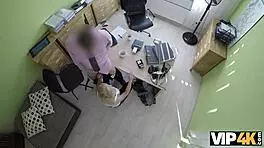 Vip4k Dulce Nena Da Mariquita Para Perforar A Un Agente De Préstamos Travieso