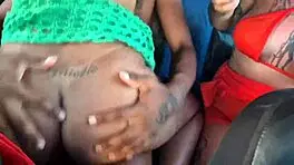 Sem dinheiro pro uber tivemos que pagar com nossos buracos apertados