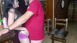 站着和继妹玩阴户摩擦，只挑逗龟头