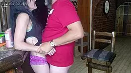 站着和继妹玩阴户摩擦，只挑逗龟头