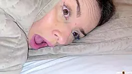 我操女朋友的继母，她抓到我们，想加入三人行吗？