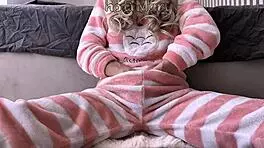 嘿，看这个亚洲18岁少女手指毛茸茸阴户到特写喷水高潮