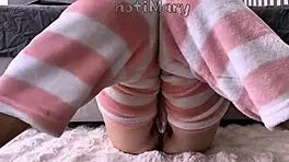 嘿，看这个亚洲18岁少女手指毛茸茸阴户到特写喷水高潮