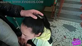 公共楼梯危险口交深舔蛋蛋吞大精液