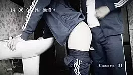 摄像头捕捉学生在浴室干炮。可爱墨西哥女孩在休息时猛骑同学