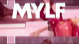 小啦啦队长Coco Lovelock对她的熟女教练隐藏着激烈的女同恋情