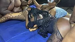 哇！怪物鸡巴支配三个非洲18+女同性恋