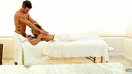 I seduced the masseur with my hairy pussy at the parlor.