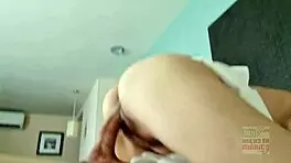 Esta tan rica que no puede evitar venir al final junto con ella squirt y creampie