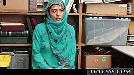 Police Woman Catches Amateur Hijab-Wearing Arab Teen For Stealing
